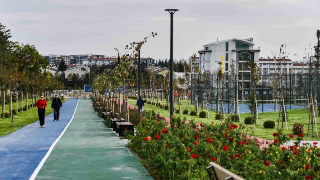 Yenibatı Mahallesi Devlet Hastanesi Yanı Park Alanı