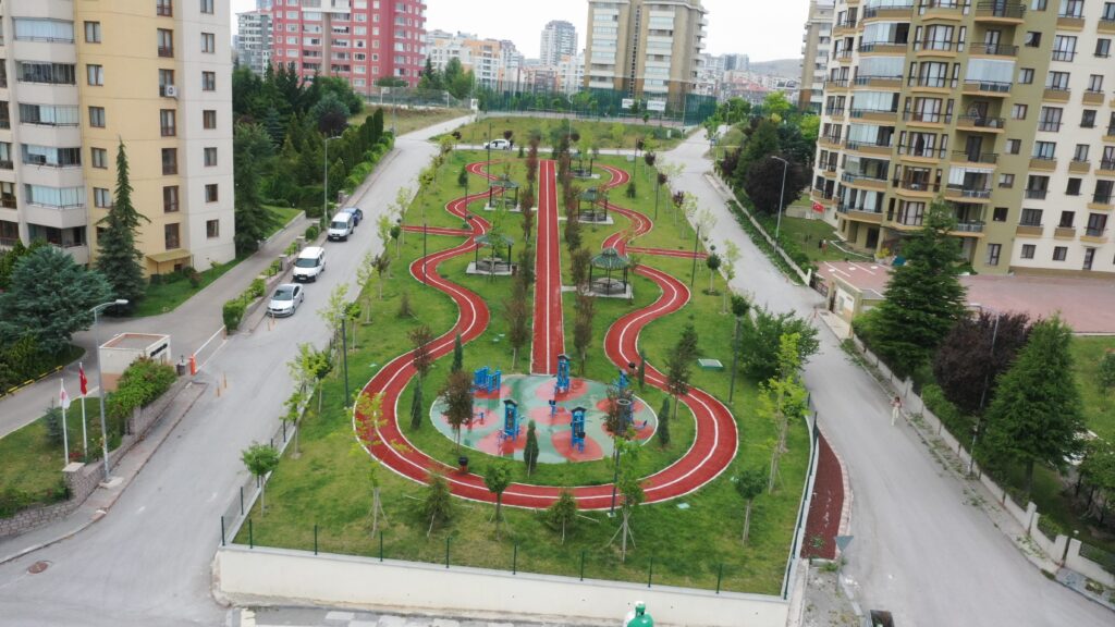 ÇANKAYA YAŞAMKENT HÜNER SİTESİ ÖNÜ PARK ALANI